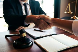 A thyroid cancer misdiagnosis claim solicitor shakes hands with a client.